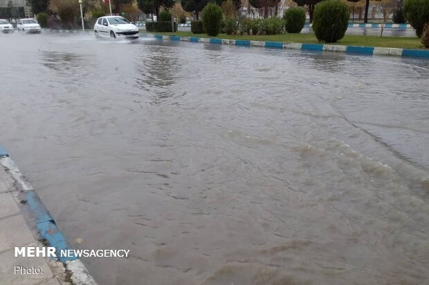 جاری شدن سیلاب در شهر دهلران