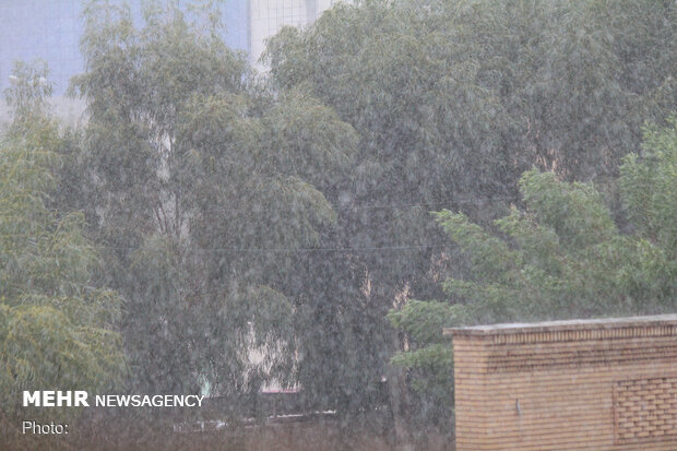 احتمال بارش‌ رگباری و گرد و خاک در اصفهان/ دما تغییر محسوسی ندارد