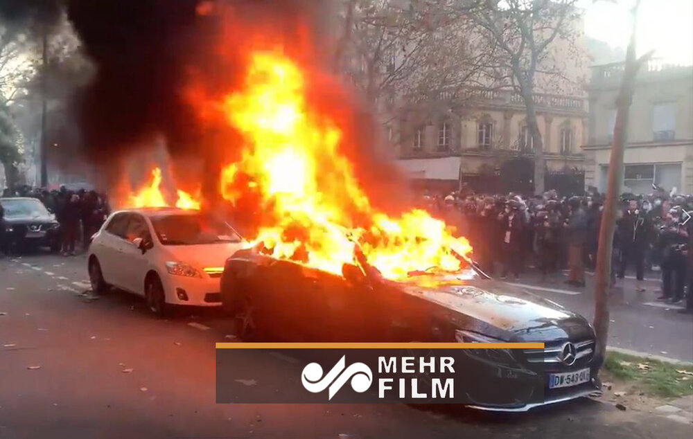 آتش زدن خودروی بنز توسط معترضان فرانسوی