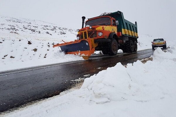 بارش برف راه ارتباطی دهها روستای کهگیلویه و بویراحمد را مسدود کرد