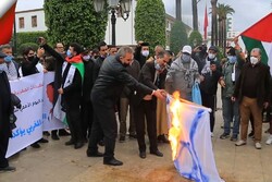مراکشی ها پرچم رژیم صهیونیستی را به آتش کشیدند