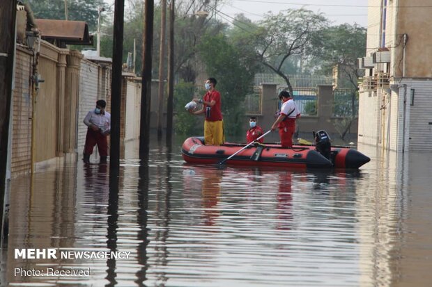 تداوم خدمات رسانی به مناطق دچار آب گرفتگی در خوزستان