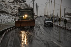 بارش برف در محورهای کوهستانی استان سمنان/ راه ها مسدود نیستند