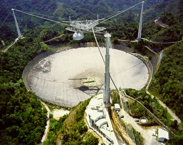 یک تلسکوپ رادیویی آمریکایی در پورتوریکو سقوط کرد
