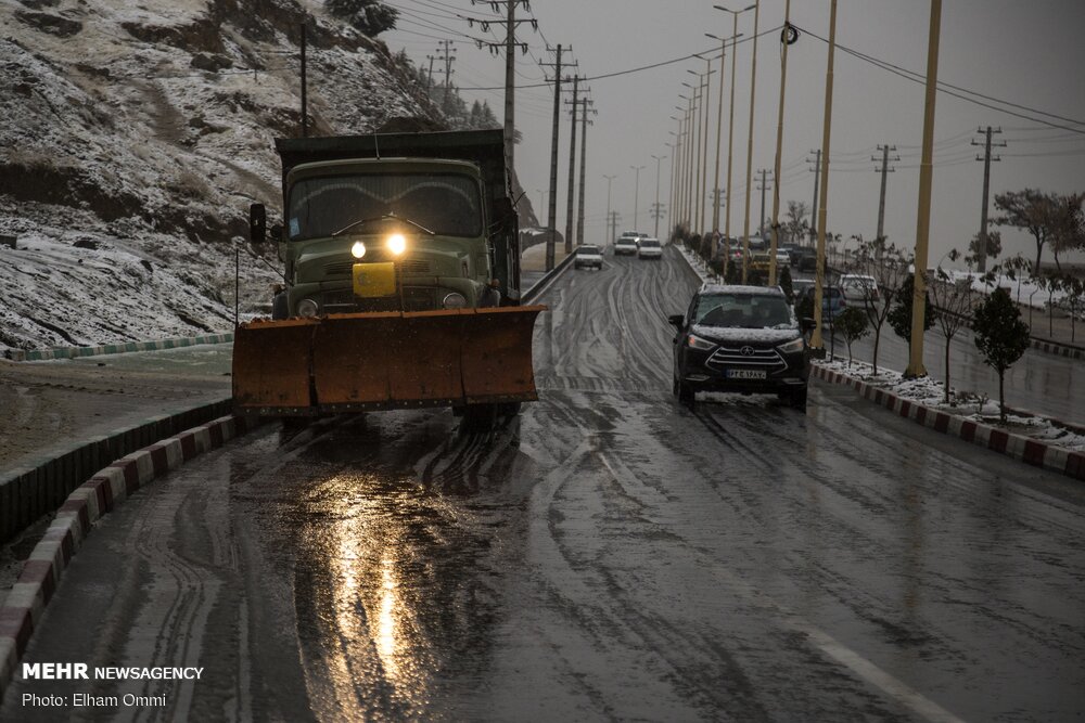 بارش برف در محورهای کوهستانی استان سمنان/ راه ها مسدود نیستند