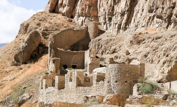 کتیبه‌های سایبان سنگی ماکو در حال محو شدن است + فیلم