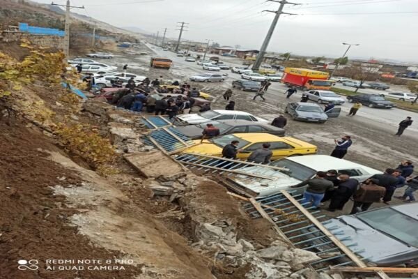 ریزش دیوار آرامستان بهشت محمدی سنندج و خسارت به ۱۲ خودرو سواری