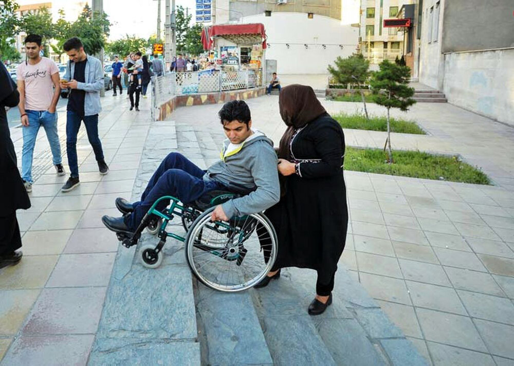 مناسب سازی ادارات نهاوند برای معلولان در اولویت قرار گیرد
