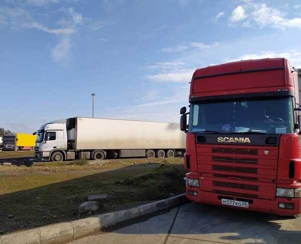 ادامه ترافیک کامیون‌ها در پایانه بار آستارا/ رایزنی با آذربایجان