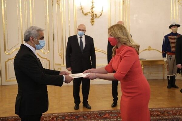 Iran's accredited amb. submits credentials to Slovakian Pres.