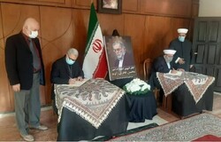 السفارة الايرانية في بيروت تفتح سجل التعازي باغتيال العالم الشهید فخري زادة