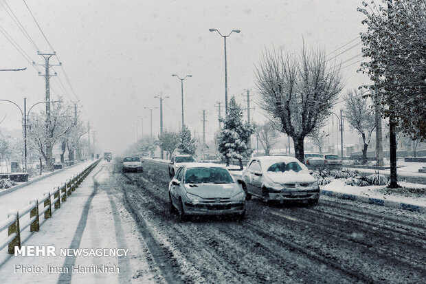 Autumn snow falls in Hamedan