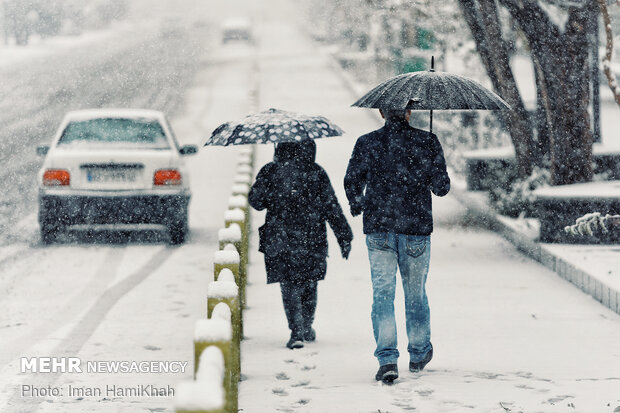 Autumn snow falls in Hamedan