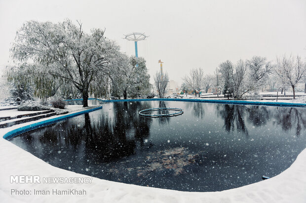 Autumn snow falls in Hamedan