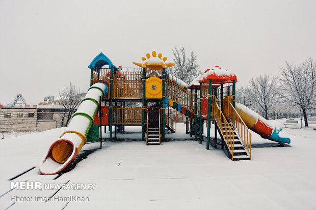 Autumn snow falls in Hamedan