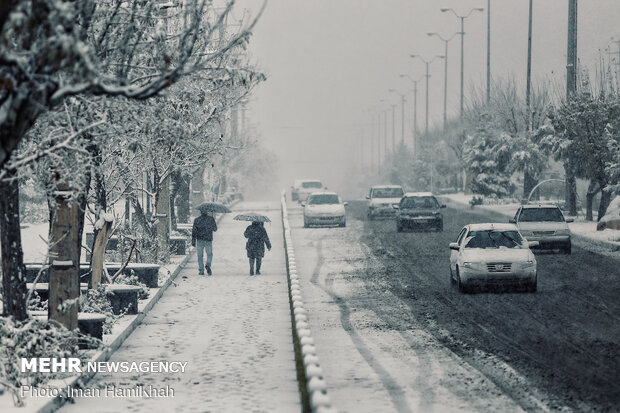 Autumn snow falls in Hamedan