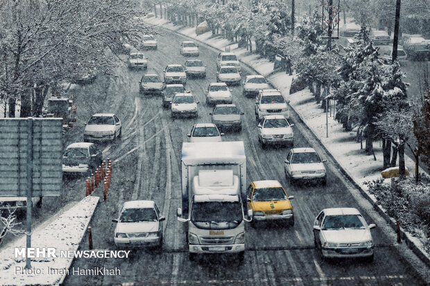 Autumn snow falls in Hamedan