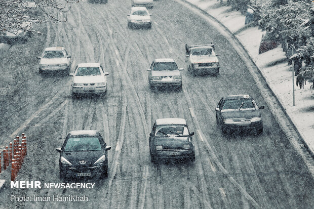 Autumn snow falls in Hamedan