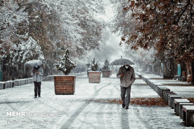 Autumn snow falls in Hamedan