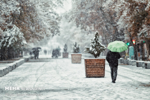 Autumn snow falls in Hamedan