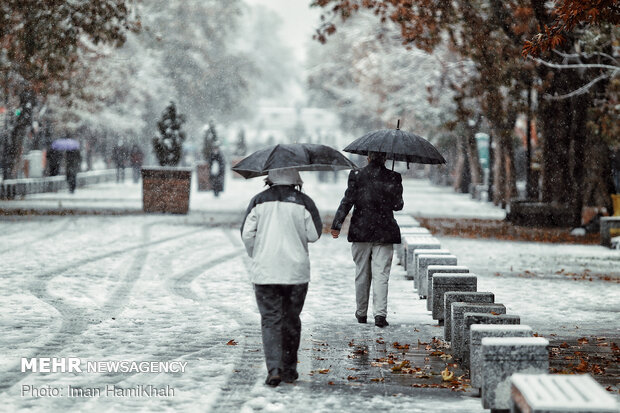 Autumn snow falls in Hamedan
