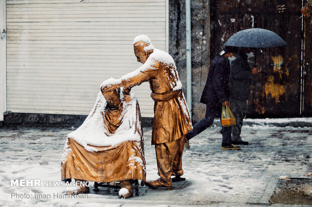 بارش شدید برف پاییزی در همدان