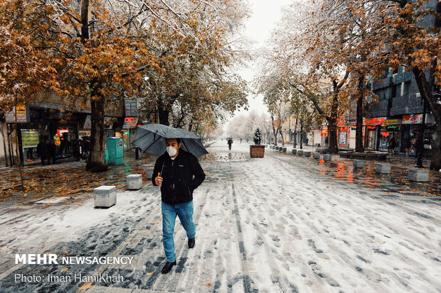 Autumn snow falls in Hamedan