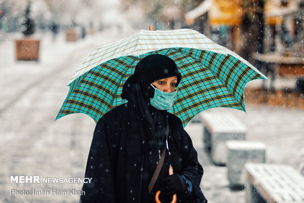 Autumn snow falls in Hamedan