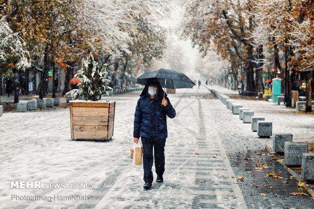 Autumn snow falls in Hamedan