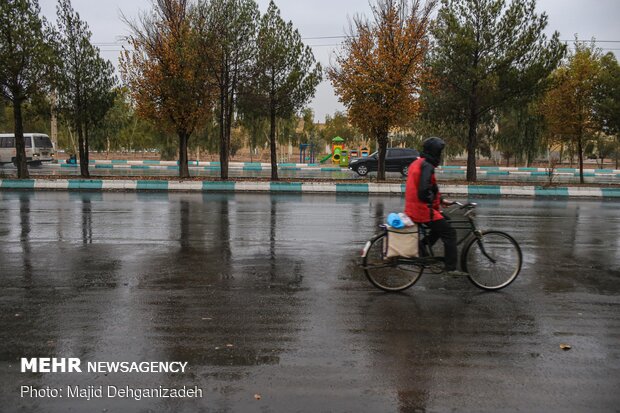 ورود سامانه بارشی از روز گذشته به کشور/ وزش باد به داد تهران رسید
