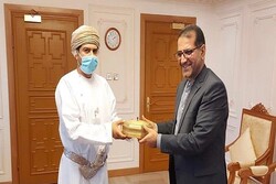 Iran, Oman discuss trade, economic coop.