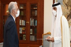 New Iranian envoy submits credentials to Emir of Qatar