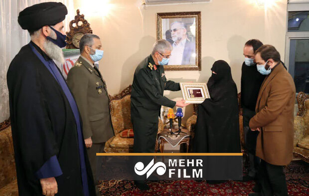 شہید فخری زادہ کے اہلخانہ کو نصر 1 نشان عطا کردیا گيا شہید فخری زادہ کے اہلخانہ کو نصر 1 نشان عطا کردیا گيا