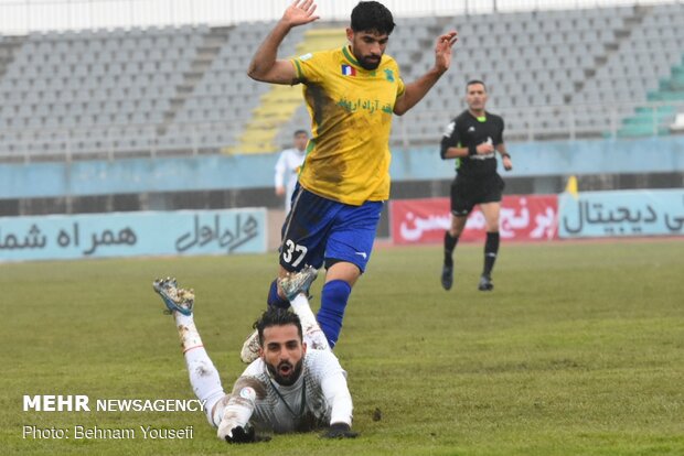 دیدار تیم های فوتبال آلومینیوم اراک و صنعت نفت آبادان
