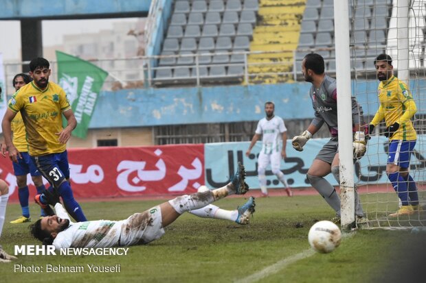 دیدار تیم های فوتبال آلومینیوم اراک و صنعت نفت آبادان
