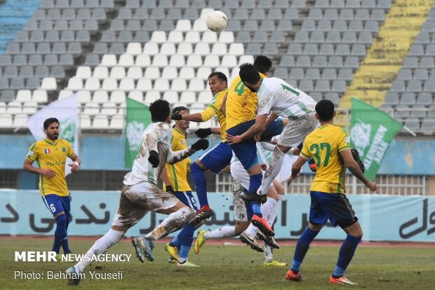 دیدار تیم های فوتبال آلومینیوم اراک و صنعت نفت آبادان
