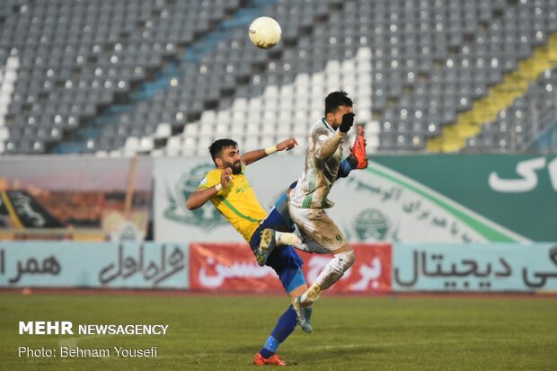 دیدار تیم های فوتبال آلومینیوم اراک و صنعت نفت آبادان
