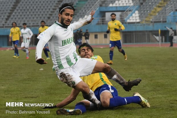 دیدار تیم های فوتبال آلومینیوم اراک و صنعت نفت آبادان
