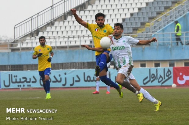 دیدار تیم های فوتبال آلومینیوم اراک و صنعت نفت آبادان
