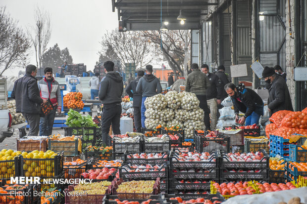 بازار گران و کم رونق میوه شب یلدا