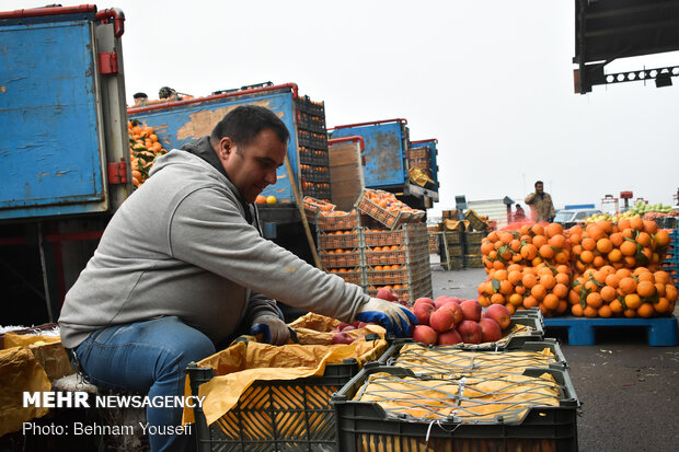 بازار گران و کم رونق میوه شب یلدا