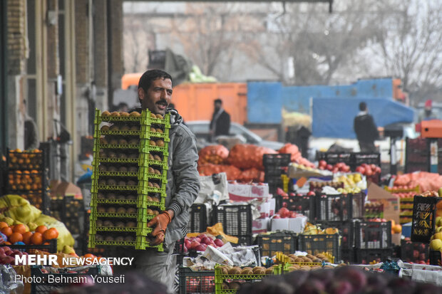 بازار گران و کم رونق میوه شب یلدا