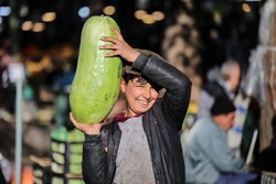 People in Sanandaj getting ready for Yalda Night