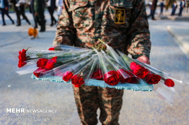 تجلیل از پرستاران قمی توسط گروه های جهادی و بسیجیان - قم