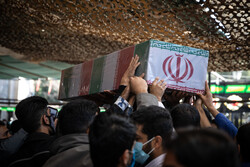 کرمان ايئر پورٹ پر 7 گمنام شہیدوں کے پیکروں کا استقبال