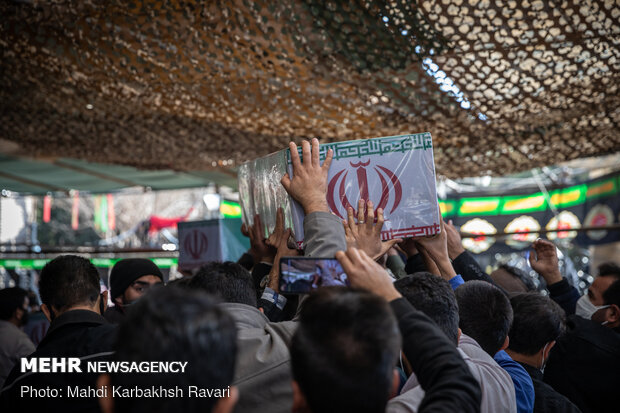 پیکر ۷ شهید گمنام وارد فرودگاه کرمان شد