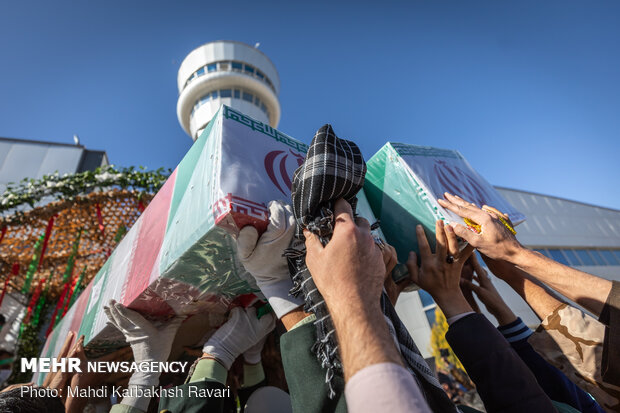 پیکر ۷ شهید گمنام وارد فرودگاه کرمان شد