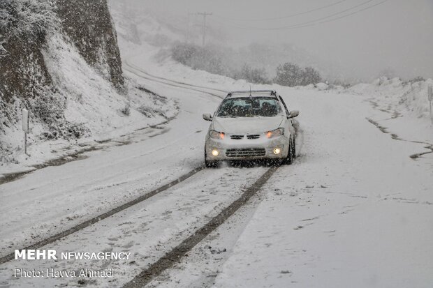 کولاک شدید برخی از جاده های زنجان را فرا گرفته است  کولاک شدید برخی از جاده های زنجان را فرا گرفته است