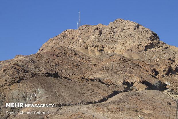 تخریب کوه برای احداث جاده