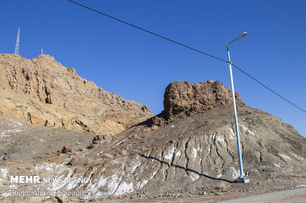 جاده کشی وآسفالت در دل کوه